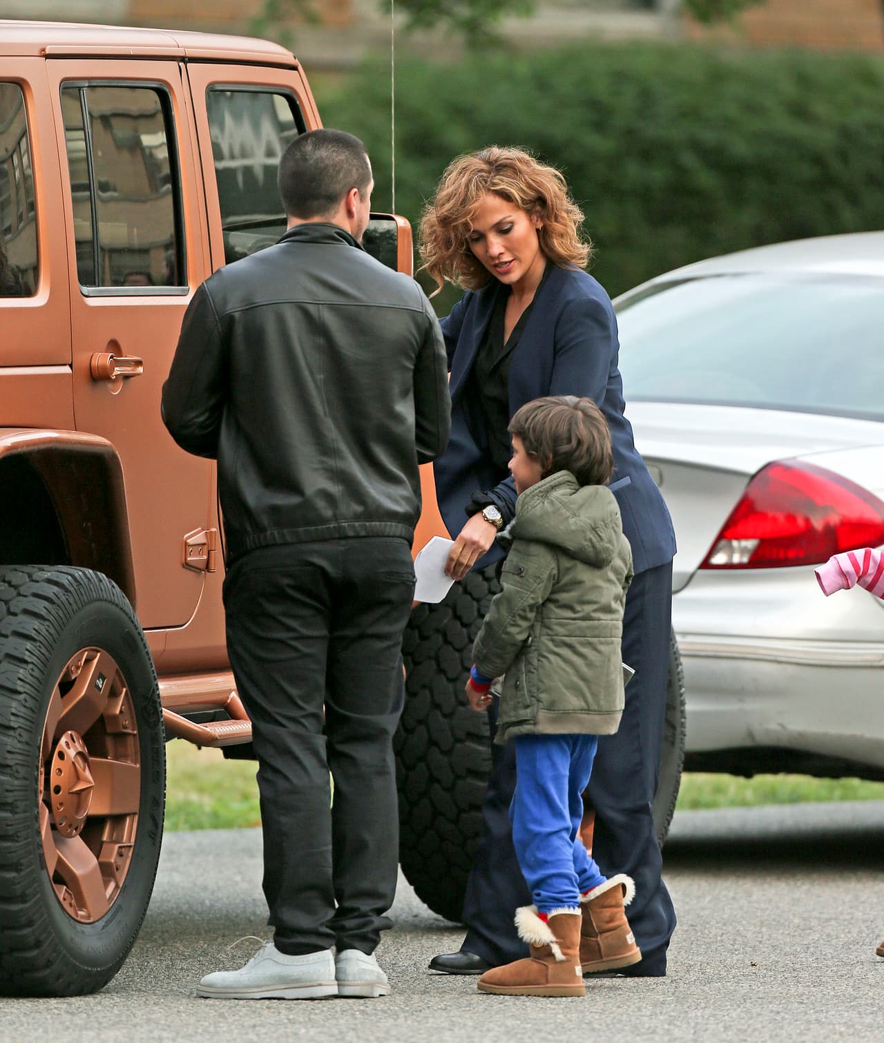 Hasta sus pequeñitos estuvieron presentes y hasta llegaron en su llamativo Jeep color rosa.