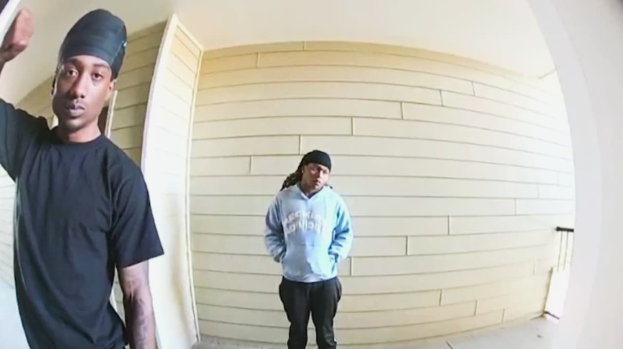 Sujetos con un arma son grabados intentando entrar a un departamento en Lawrenceville