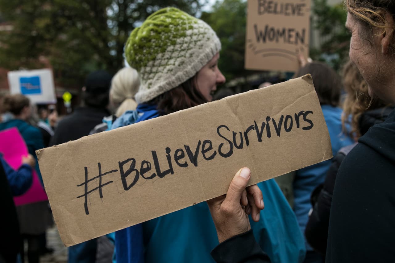 “Esto trae de vuelta tanto dolor": se disparan las llamadas reportando abusos sexuales a centros de ayuda tras la audiencia de Kavanaugh