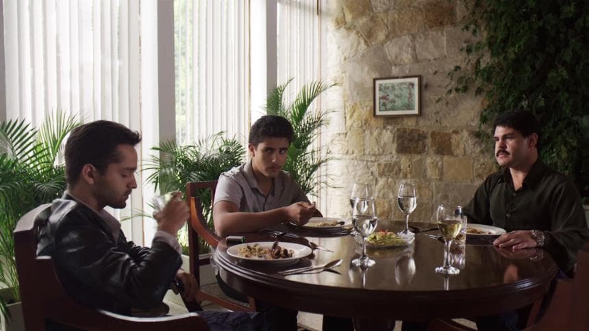 ‘El Chapo’ regañó a ‘El Quino’ por no ser puntual con la entrega de mercancía. ¿Quién te fue con el chisme?, preguntó a su papá, Joaquín Guzmán lo puso en su lugar diciéndole “si pasó no es chisme, chavalón. Si quieres entrarle al negocio, éntrale bien”.