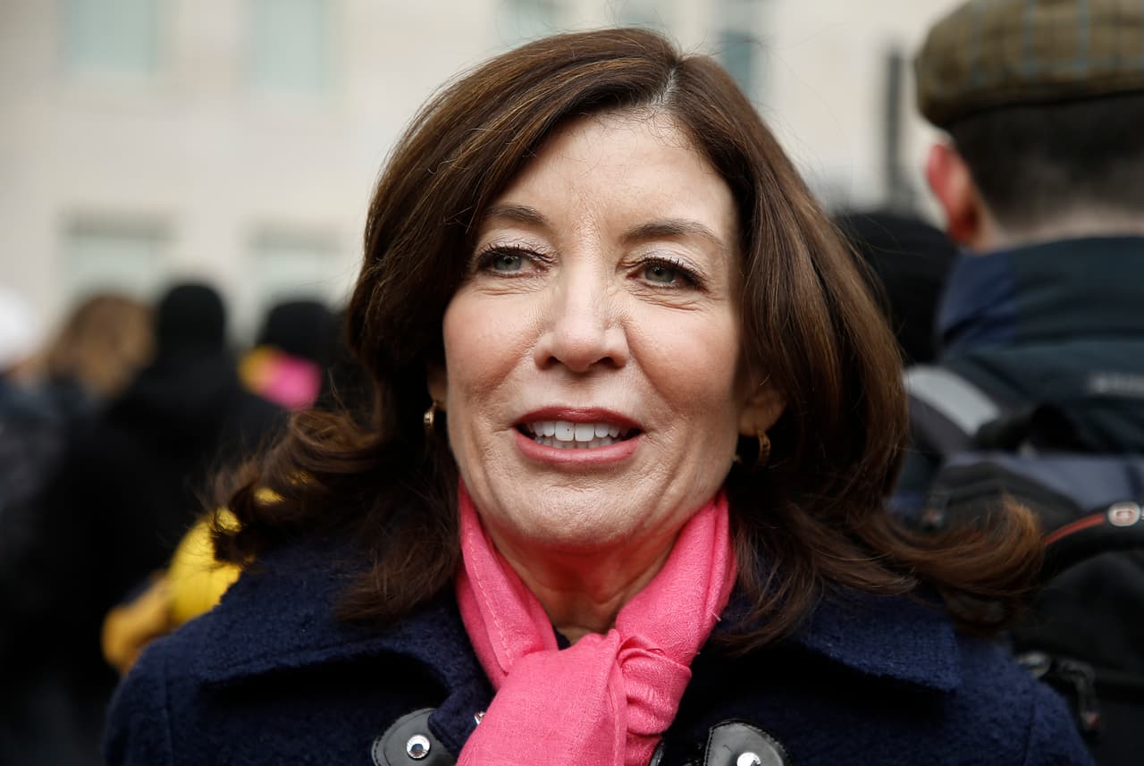 La vicegobernadora de Nueva York Kathy Hochul dijo acerca de la renuncia de Cuomo: "Estoy de acuerdo con la decisión del gobernador Cuomo de dimitir. Es lo correcto y lo mejor para los neoyorquinos. Como alguien que ha servido en todos los niveles de gobierno y es el siguiente en la línea de sucesión, estoy preparada para liderar como la 57º Gobernadora del Estado de Nueva York".