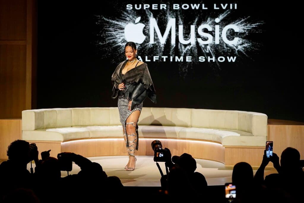 Rihanna posa para un retrato tras la conferencia de prensa previa al espectáculo de medio tiempo del Super Bowl LVII de la NFL el jueves 9 de febrero de 2023, en Phoenix.