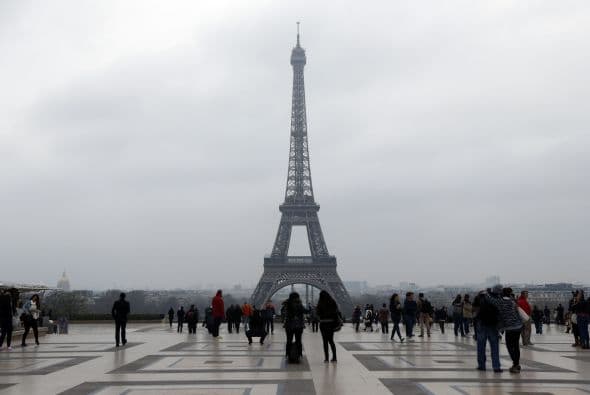 La niebla recorta a veces sus pisos superiores