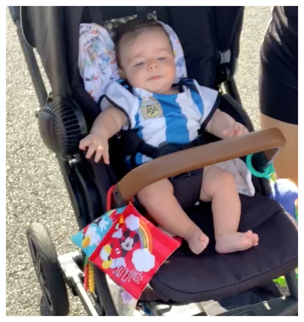 Un bebé con la camiseta albiceleste de la selección argentina para apoyar a Messi.