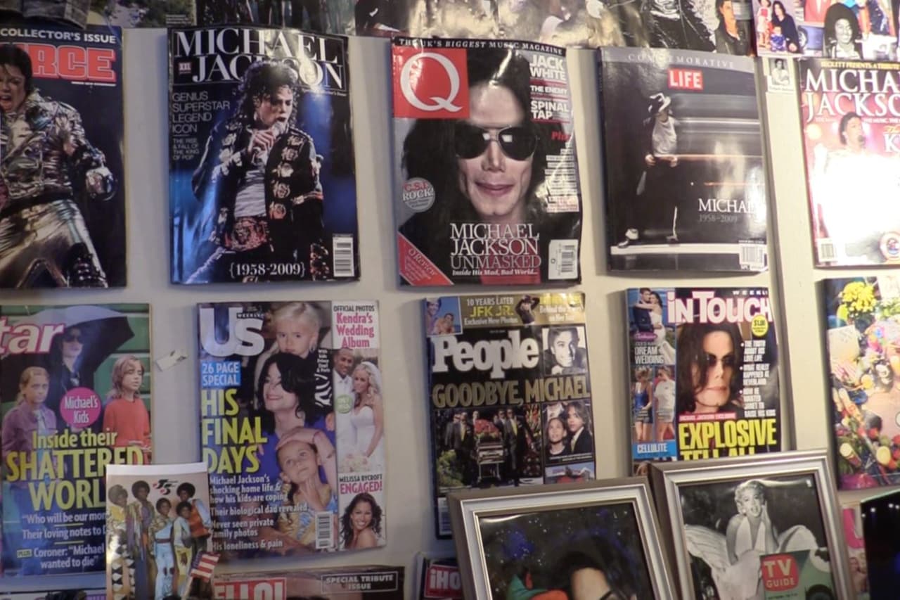Cruz posee sobre 52 revistas y mas de mil objetos relacionados al Rey del Pop.