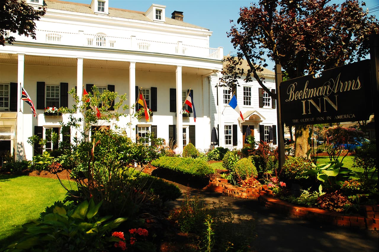 <b>Rhinebeck, Nueva York</b>
<br>
<br>Población: 2,570 habitantes.
<br>
<br>Rhinebeck está situado en el pintoresco Valle del Hudson, cerca del río Hudson y con vistas a las montañas Catskill. El pueblo tiene muchos encantos y en la región circundante hay numerosas casas históricas, museos y otras atracciones.
<br>