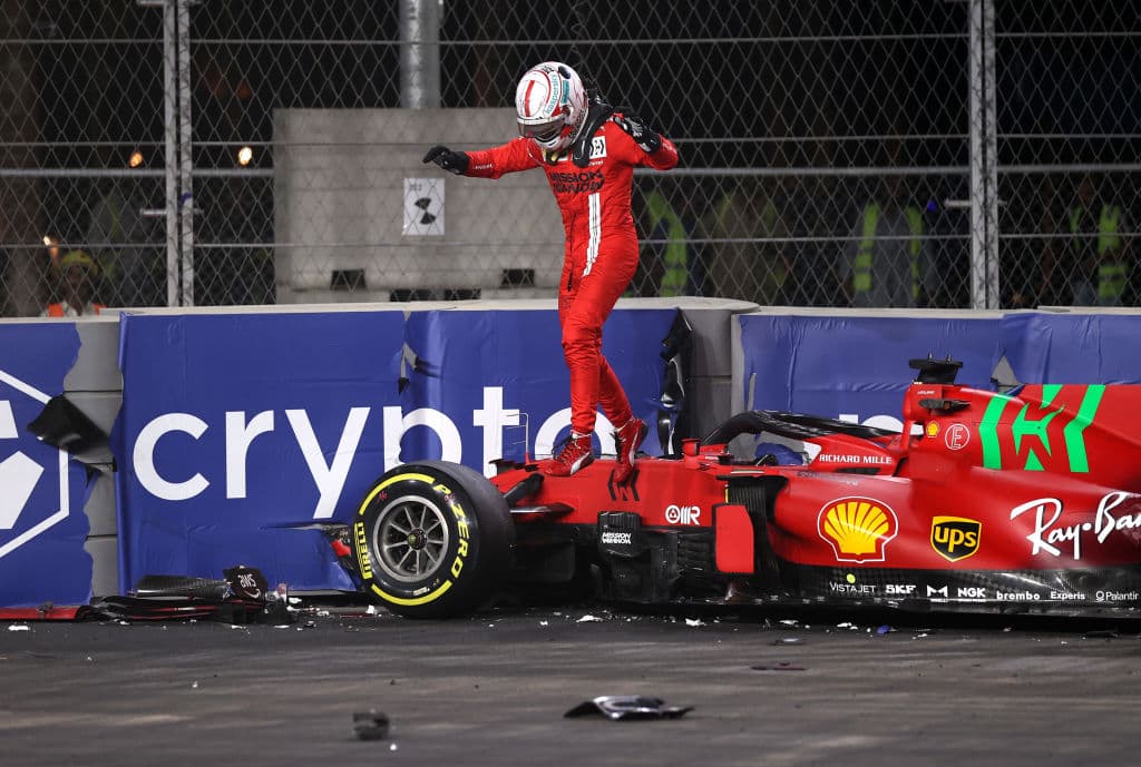 El mexicano Sergio Pérez finalizó en la novena posición de la Q2 en una complicada sesión para la escudería Red Bull dónde Max Verstappen terminó en el cuarto sitio. El siete veces campeón del mundo inglés Lewis Hamilton de Mercedes fue el más rápido este viernes, por delante de su compañero finlandés Valtteri Bottas, en el segundo entrenamiento libre para el Gran Premio de Arabia Saudí, el vigésimo primero y penúltimo del Mundial de Fórmula Uno, que se disputa en el circuito urbano.
