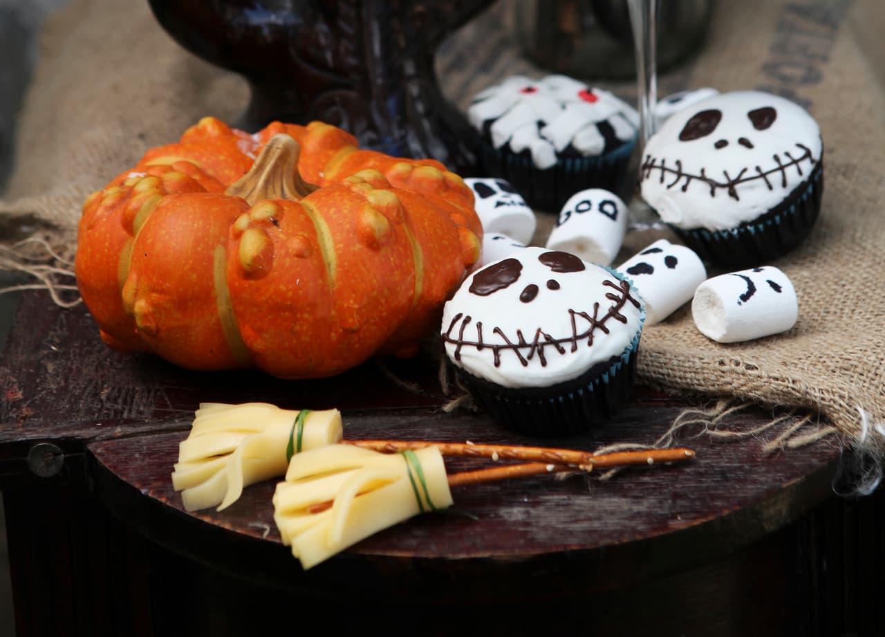 <b>Escobas de bruja con queso</b>
<br>Para este snack salado necesitas palitos de queso mozzarella. Pártelos en tres partes y en cada segmento haz pequeños cortes verticales. Para simular los mangos puedes usar palitos de pretzel.