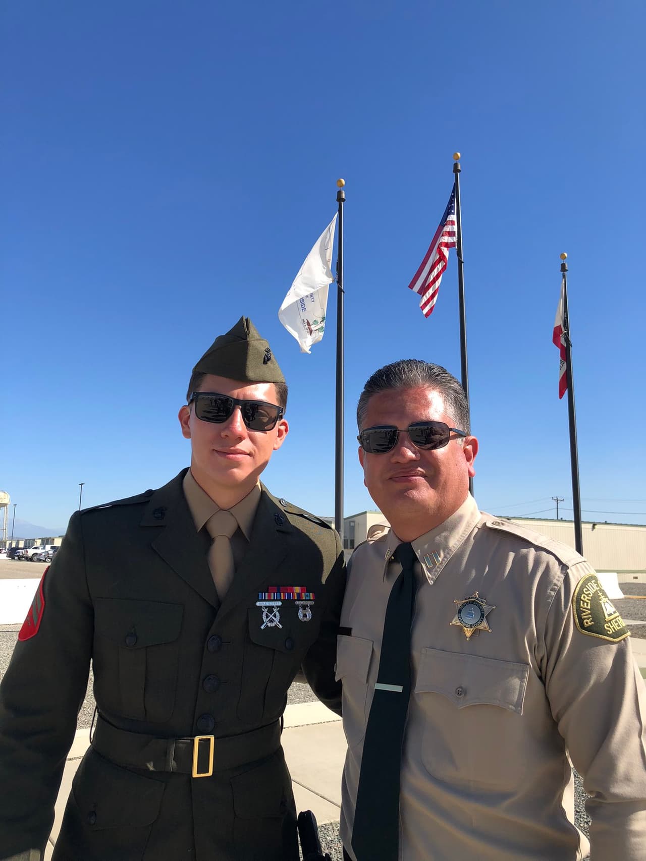 El jover era "hijo de nuestro
<b>Capitán Herman López y la Diputada Alicia López</b>, trágicamente perdió la vida mientras servía a nuestro país en la Infantería de Marina de los Estados Unidos. Fue asesinado en Kabul, Afganistán, el jueves 26 de agosto", escribió el Alguacil Chad Bianco.