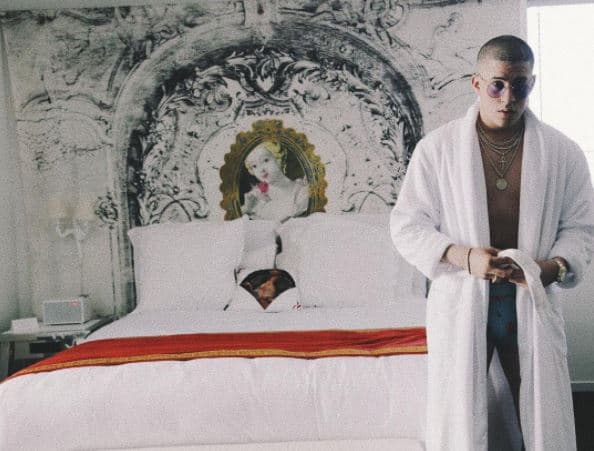 No es común que el cantante puertoriqueño Bad Bunny se deje ver en poca ropa, sin embargo, en su Instagram puedes encontrar una que otra foto casi como Dios lo trajo al mundo.