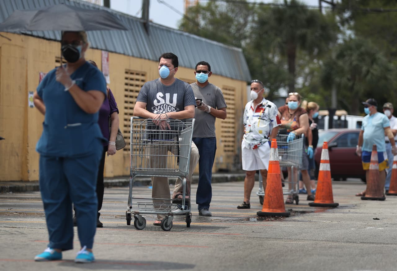 De acuerdo con la fiscalía estatal de Miami, desde que se activó la línea para reportar subidas ilegales de precios el pasado 10 de marzo, cuando el gobernador Ron DeSantis declaró el estado de emergencia por la pandemia del covid-19, han recibido 4,200 quejas. 
<br>
