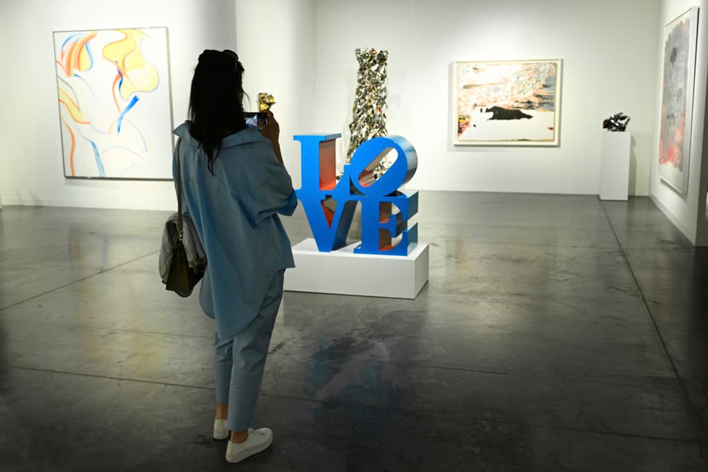 El diseño contemporáneo también tiene su espacio en Design Miami, con mobiliario y piezas de diseño exclusivas.