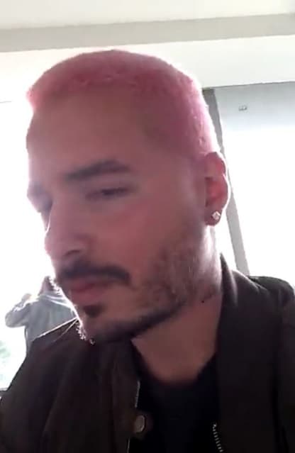 En las redes sociales los fans se han vuelto locos con este cambiazo de look, tanto que hasta por ahí ya circulan unos memes...