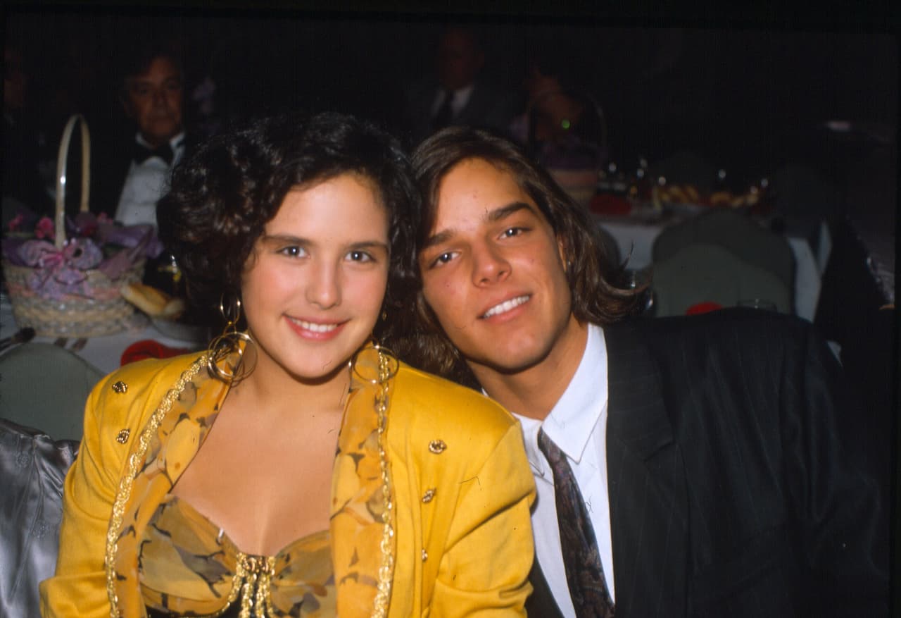 Ejemplo de ello es su larga amistad con el cantante Ricky Martín, quien vivió en casa de Angélica Vale en México, cuando eran tan sólo unos jóvenes y él actuaba en la novela 'Alcanzar una estrella'.