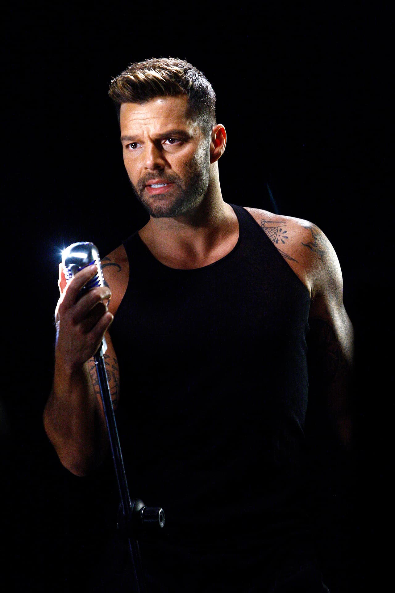 Pero no sólo por ese cuerazo, sino también por su increíble voz.