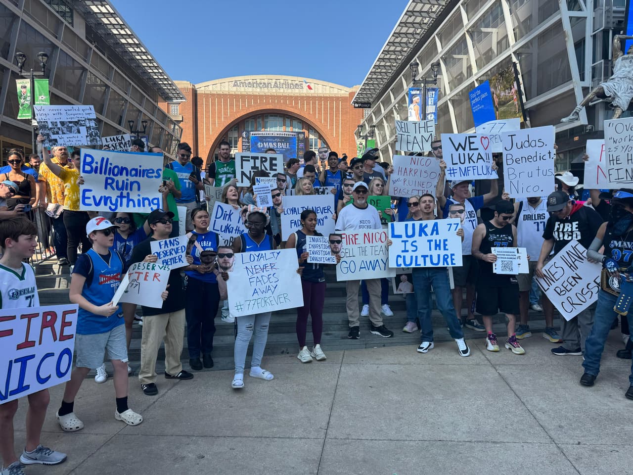 Fanáticos inconformes con el traspaso de Luka Doncic a Los Angeles Lakers se manifestaron este sábado afuera del American Airlines Center.