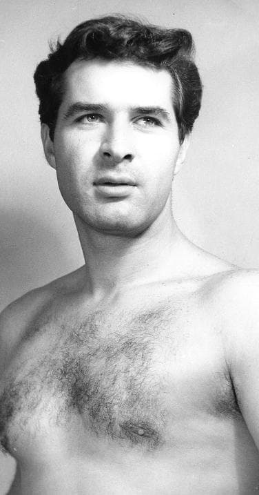 <b><a href="https://www.univision.com/entretenimiento/respetaron-su-decision-y-la-familia-decidio-no-reanimar-a-rogelio-guerra-cuando-entro-en-paro">Rogelio Guerra </a></b> se casó cuatro veces, ilusionado y con ganas de vivir el amor al máximo.