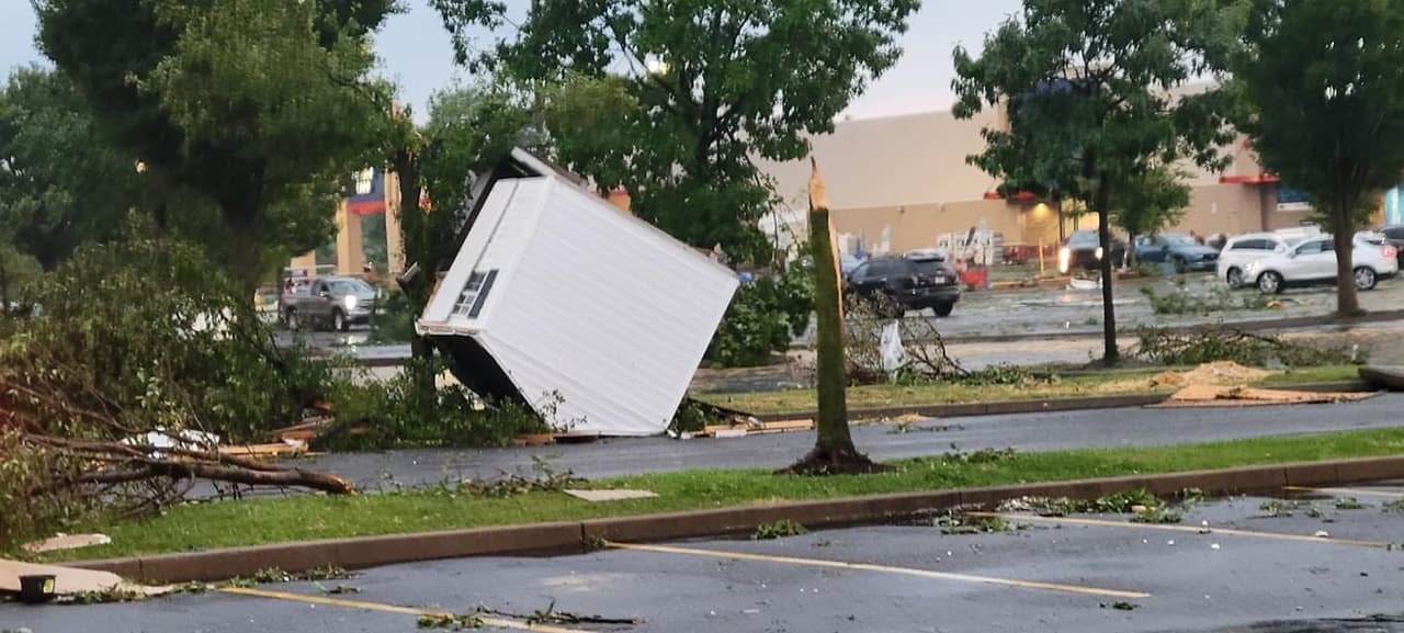Cualquiera que necesite refugio puede llamar al 1-800-RED-CROSS, o llamar a la Policía de Bensalem al (215) 633-3719. La Cruz Roja reunió a un equipo de trabajadores en casos de desastre en el centro comercial Neshaminy, trabajando con socios gubernamentales y residentes afectados para determinar cuáles eran sus necesidades después del tornado dañino.