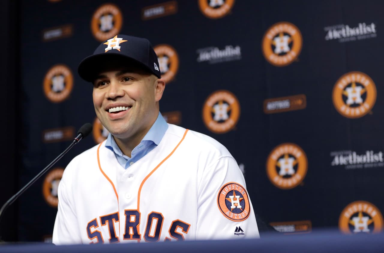 ARCHIVO - En imagen de archivo del 5 de diciembre de 2016, el jardinero puertorriqueño Carlos Beltrán participa en una conferencia de prensa para anunciar su contrato por un año con los Astros, en Houston. (AP Foto/David J. Phillip, archivo)