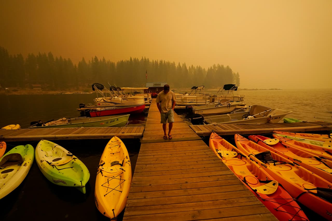 Este centro de Kayaks en el lago Shaver debió cancelar sus actividades durante el feriado de 'Labor Day', debido a la intensa nube de humo del incendio Creek.
<br>