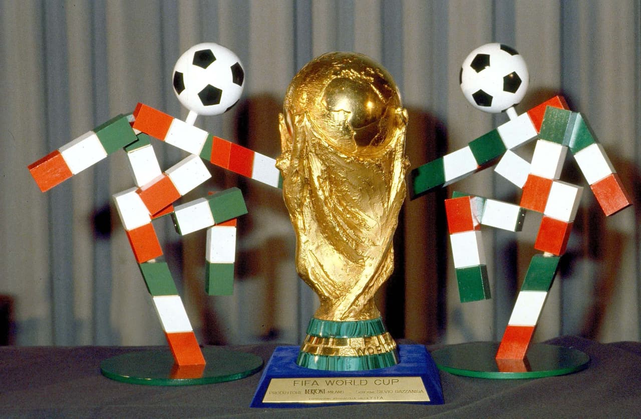 Ciao fue la mascota del Mundial de Italia en 1990, hecho con unas figuras que representaban a un hombre con cabeza de balón de fútbol.