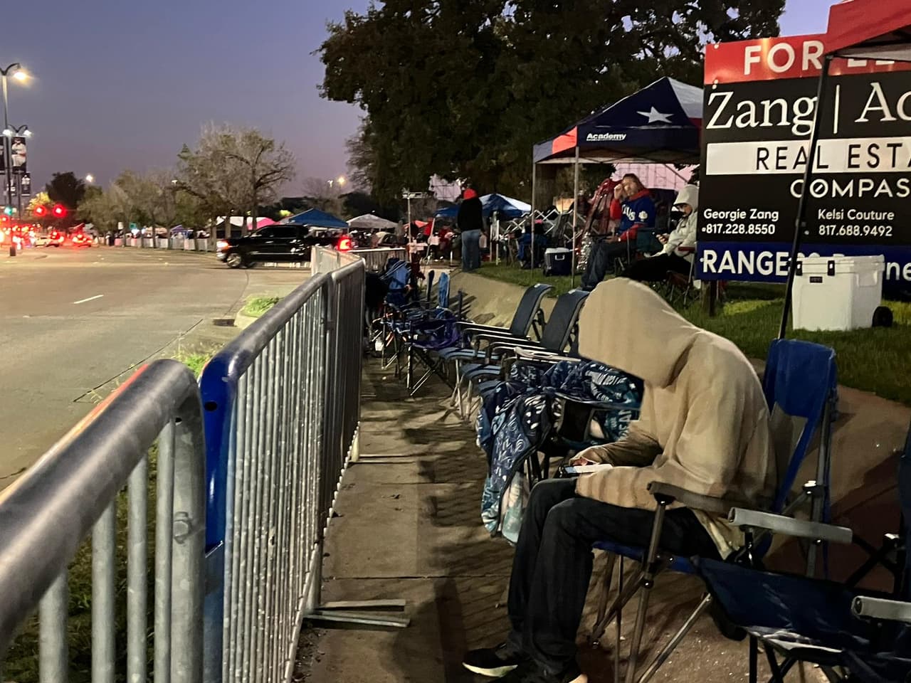 Aficionados amanecen con sillas plegables y carpas para ver el Desfile de Campeones de los Texas Rangers.