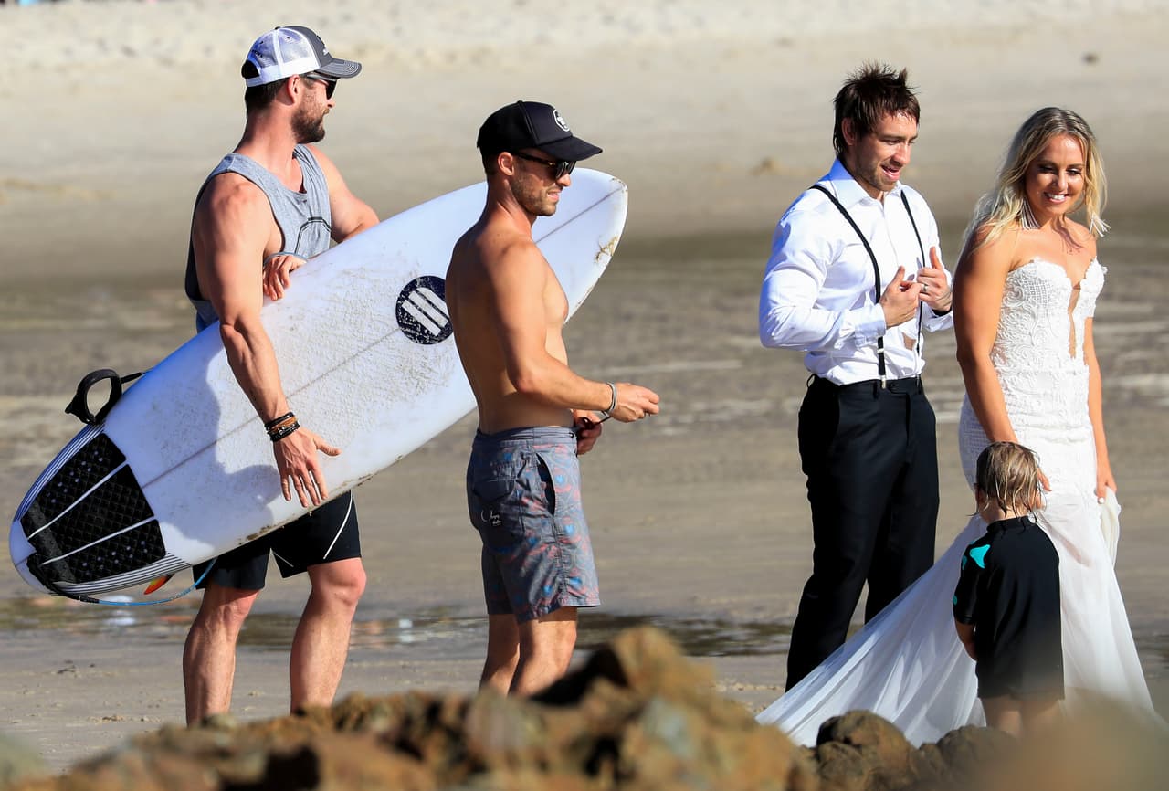 Curiosamente, estuvieron al lado de una pareja que preparaba sus fotos de boda en la playa y los nenes saludaron a los novios.