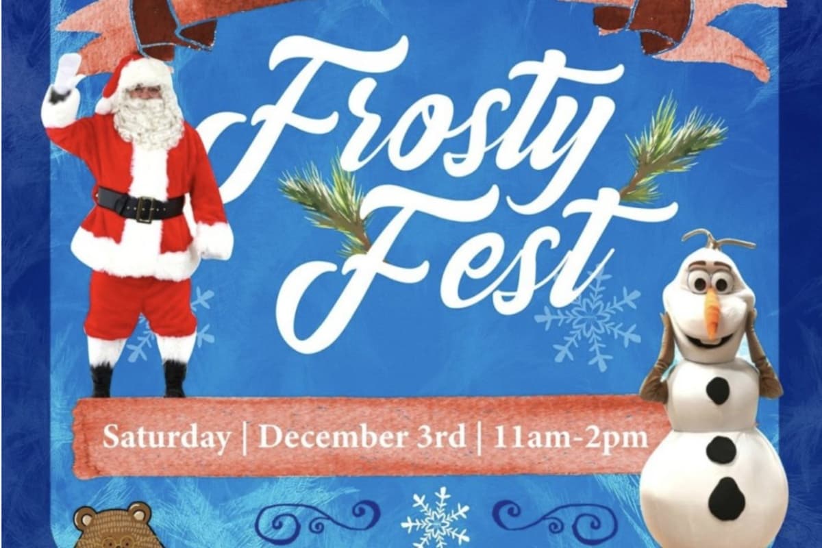 <b>Fiesta helada con Frosty</b>
<br>📍271 TownSquare, Wheaton, IL, 60148.
<br>📆Sábado 9 de diciembre.
<br>🕒De 11:00 am a 2:00 pm.
<br>✅Gratis.
<br>❄️Elsa, Anna, Olaf, el Grinch y más personajes estarán durante esta fiesta en la que habrá villancicos, chocolate caliente y obsequios.