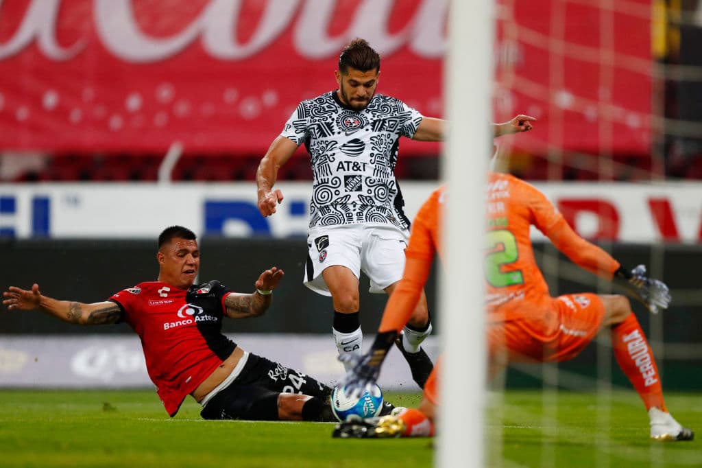 Tras la expulsión de Angulo (26’), los rojinegros jugaron con 10 hombres gran parte del cotejo. Henry Martin (39’) abrió el marcador desde el manchón penal. Hacia el final del juego, apareció Richard Sánchez (90+4’) para sellar el resultado. En la J8, América recibirá al Pachuca, mientras que Atlas visitará Toluca.