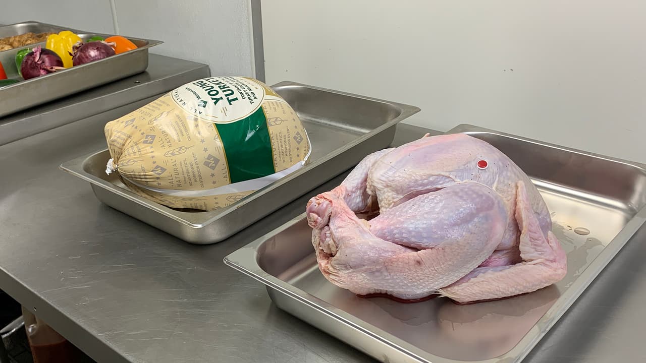 El pavo crudo debe estar guardardo en el congelador hasta que esté listo para descongelarlo, recomiendan los CDC.