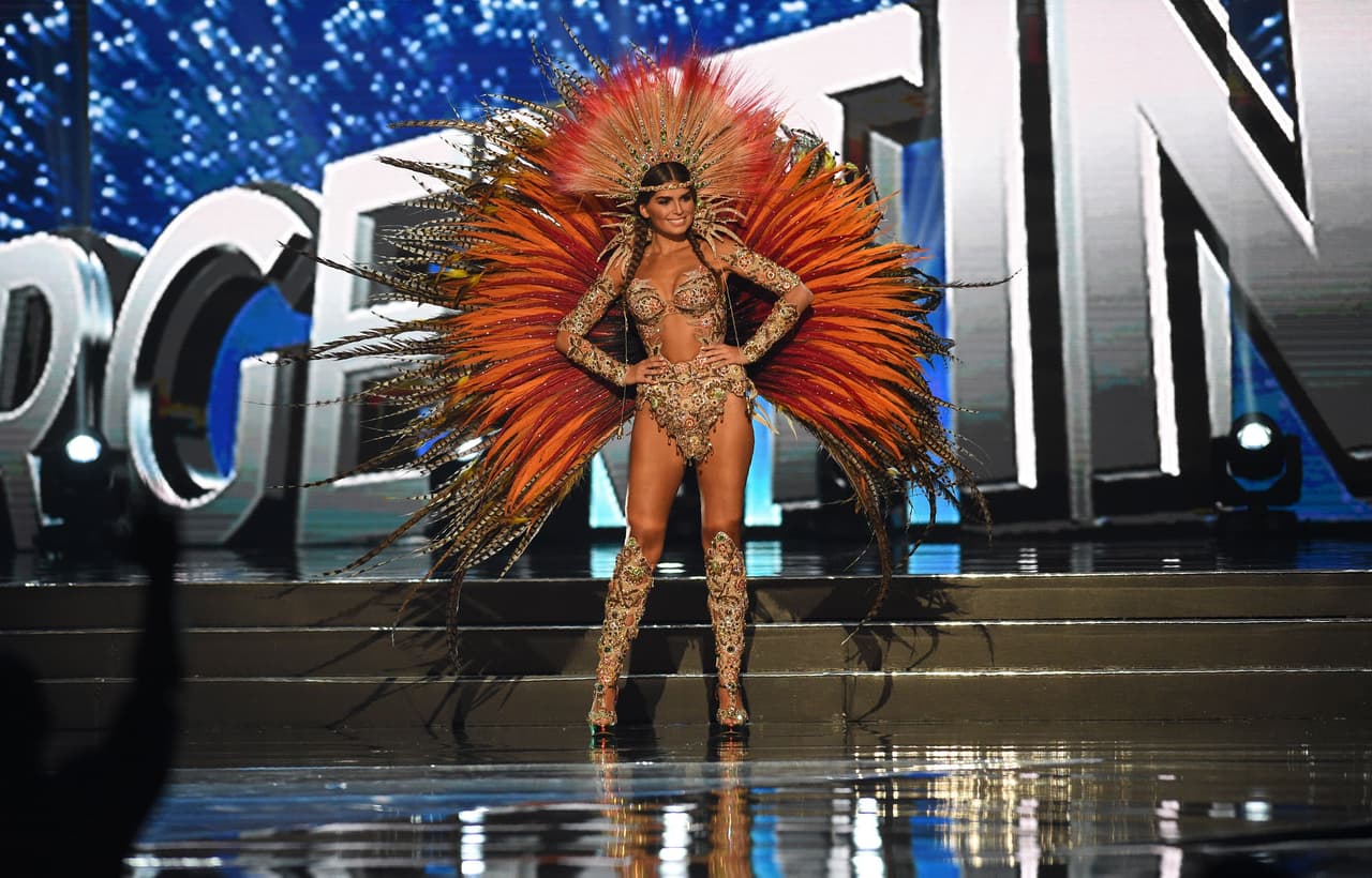 <b>Miss Argentina</b>
<br>Entre brillos y plumas este atuendo representa al dios que, de acuerdo a los mitos y leyendas argentinas, creó el universo.