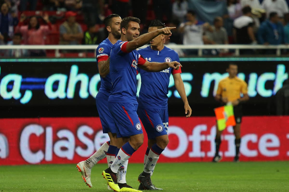 Cruz Azul venció por 1-0 a Chivas como visitante, suma seis puntos y ocupa el primer lugar de la tabla de posiciones del Apertura 2018 de la Liga MX.