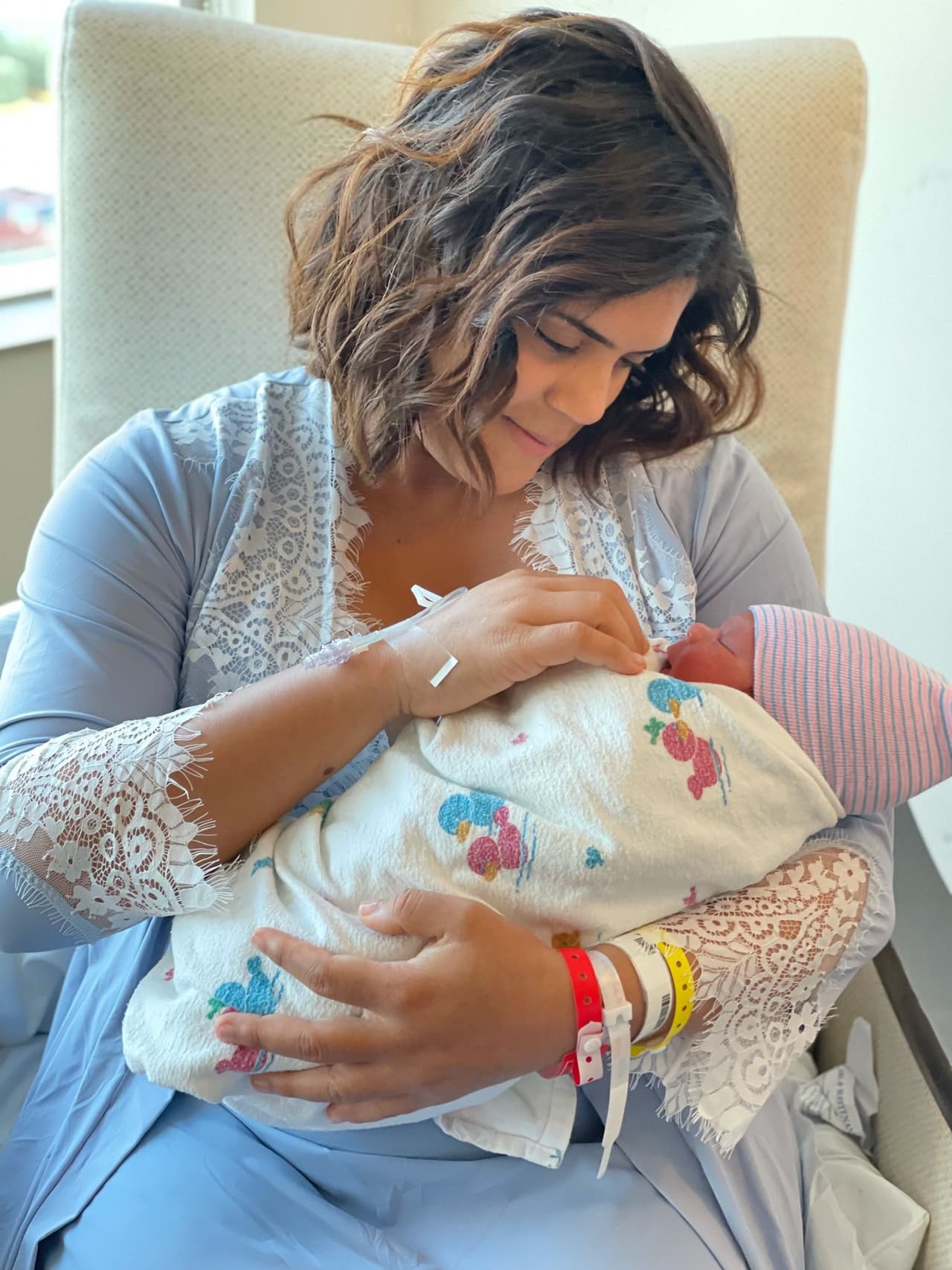 La feliz mamá por fin vio su sueño realizado. La dominicana se goza de su primogénito al lado de su amado esposo.