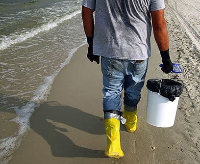 Frenaron el derrame... El jueves 16 de julio British Petroleum aseguró que una campana instalada en el lugar del vertido detuvo la fuga, por primera vez en 86 días. Pero advirtió que las próximas 48 horas son cruciales. Mientras se esperan buenas noticias, las cuadrillas de limpieza siguen trabajando en miles de kilómetros de playas.