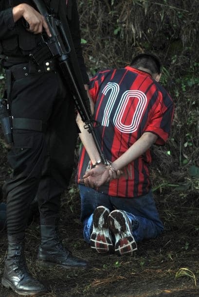 Las noticias del narco, por otro lado, no cesaron tampoco. El Ejército mexicano detuvo a dos jóvenes, uno de ellos de 15 años, en el estado de Morelos (centro) a los que se acusa de servir como sicarios de un cártel narcotraficante, informó el una fuente militar.