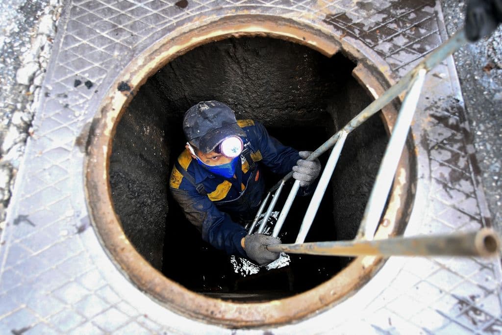 Hallan a una mujer desnuda y atada dentro de un desagüe