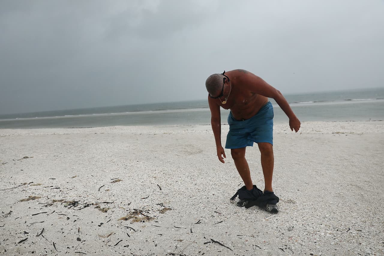 Larry Mawer solo en una playa desierta en Bonita Springs mientras el huracán Irma se comienza a cernir en el suroeste de Florida.