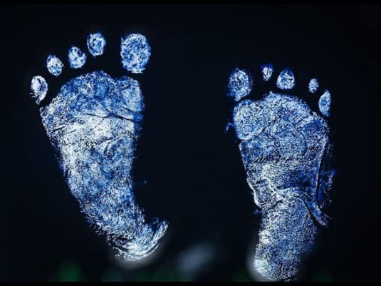 Pero también ha compartido desgarradoras imágenes como esta: "¿Acaso no son estos los pies mas hermosos que hayan visto? Son de mi bebé precioso, de mi hijo anhelado. Quien deja huella no desaparece y mamá recordará tu existencia como testimonio del amor y para la gloria de Dios. Vivirás siempre, mi amor. ¡Te amo, Mauricio!".