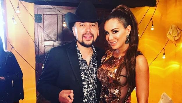 El más reciente video, donde Fidel Rueda intervino fue al lado de Ninel Conde. Él fue la pareja de la ahora cantante de banda dentro de la producción del clip 'Tú no vales la pena'.