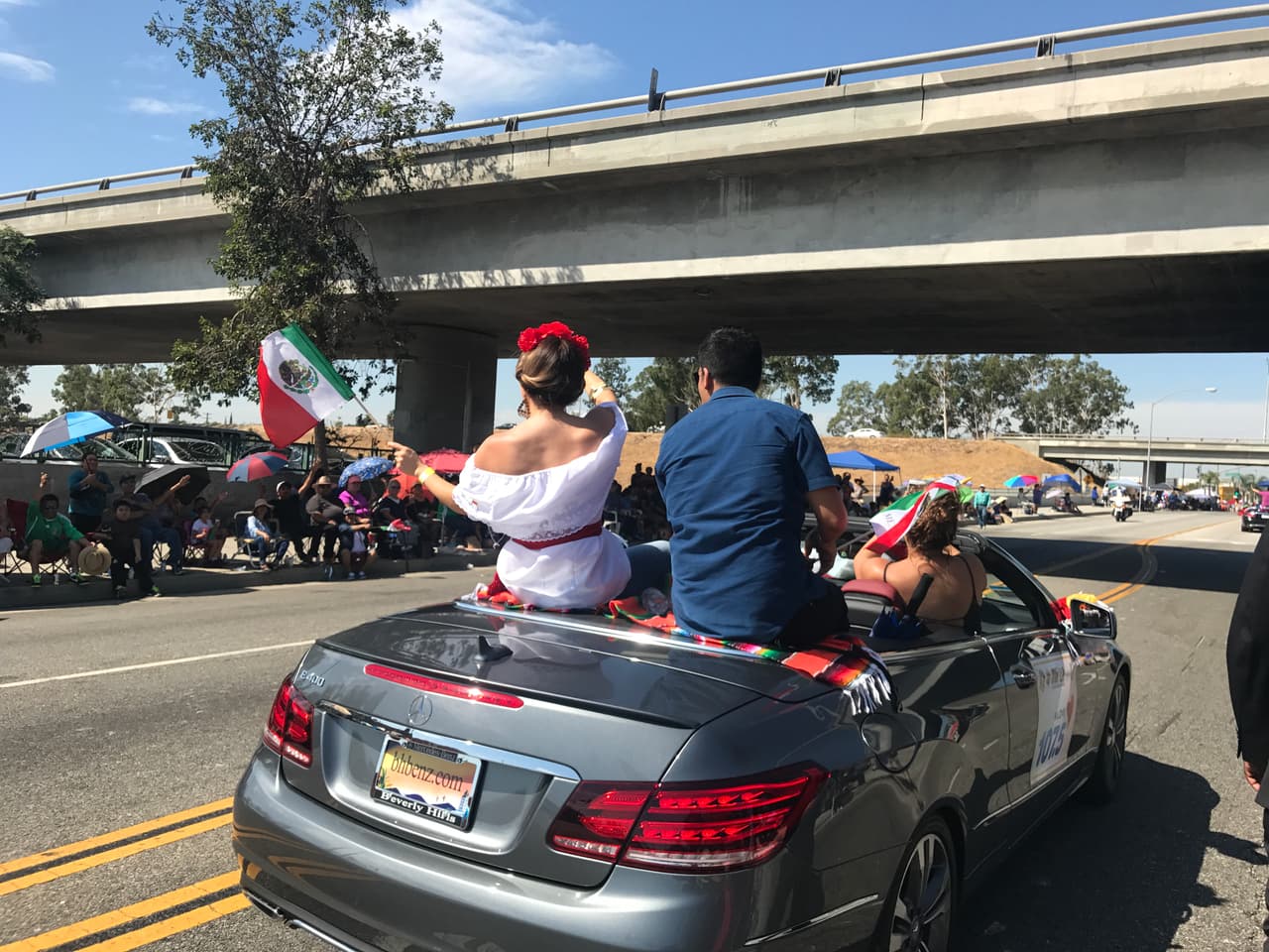 Erika Reyna acompañó a otros locutores y talentos de Univision durante una caravana para celebrar las 'Fiestas Patrias' en el sur de California.