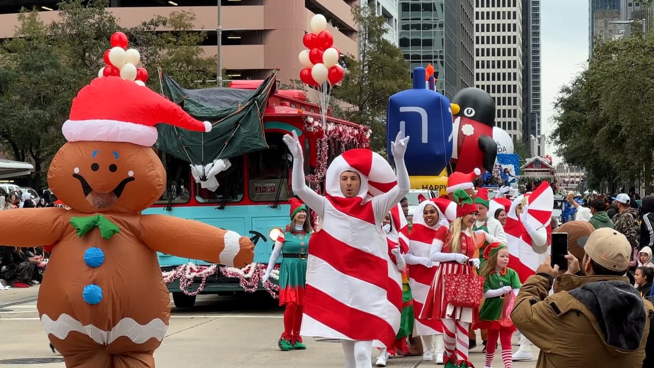 La temática navideña también estuvo presente dentro del desfile, con caramelos, galletas de jengibre y los duendes de Santa Claus.