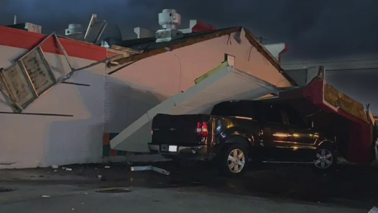 Varias personas estaban en la fila, en sus vehículos, esperando su orden en la ventanilla del negocio cuando fueron sorprendidos por la tormenta y los fuertes vientos. En la misma zona un taller de autos también resultó afectado, las puertas fueron arrancadas por las ráfagas.
