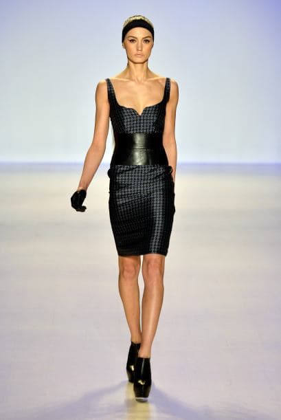 El cuero sin duda es una opción para una fecha dedicada al amor, pues creará acentos en tu cuerpo que lucirán muy elegantes.