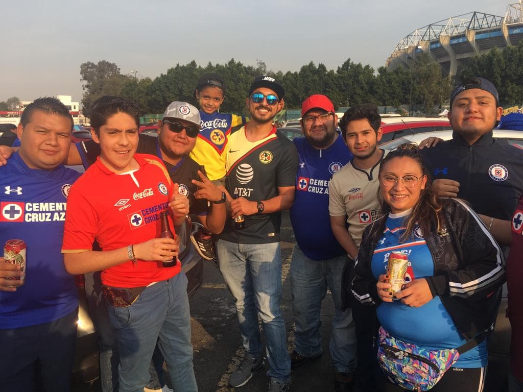 En el Estadio Azteca se vive la 
<b><a href="https://www.univision.com/deportes/futbol/liga-mx/en-vivo-final-cruz-azul-vs-america-partido-de-vuelta-apertura-2018-liga-mx" target="_blank">Final del Apertura 2018 entre Cruz Azul y América.</a></b>