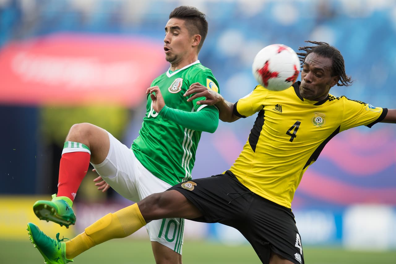 Vanuatu se esforzaba por contener a un equipo mexicano motivado por encontrar pronto el segundo gol que le diera la calma.