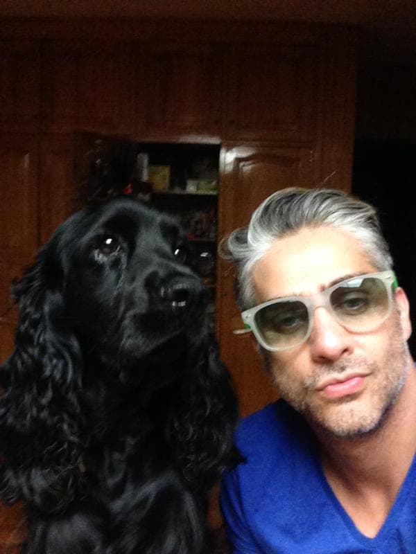 Pero lo que lo caracteriza son sus canas que lo hacen lucir muy sexy.