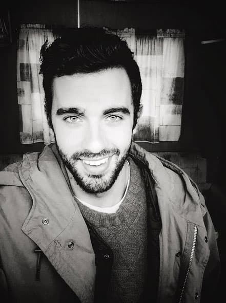 Tiene una sonrisa muy coqueta.