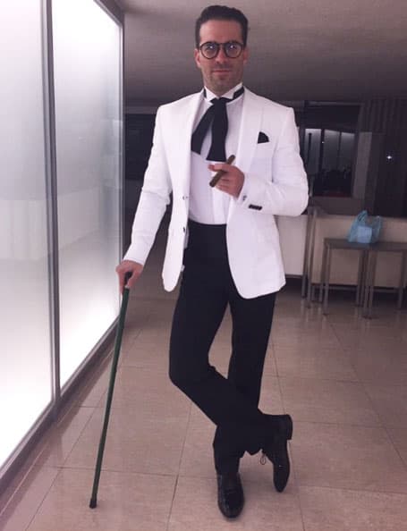 Alejandro se caracteriza por la manera en que viste.