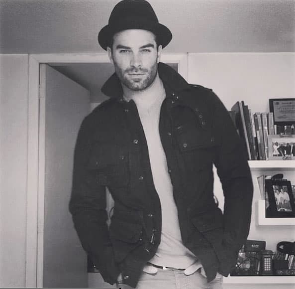 Pues además de actor es modelo.