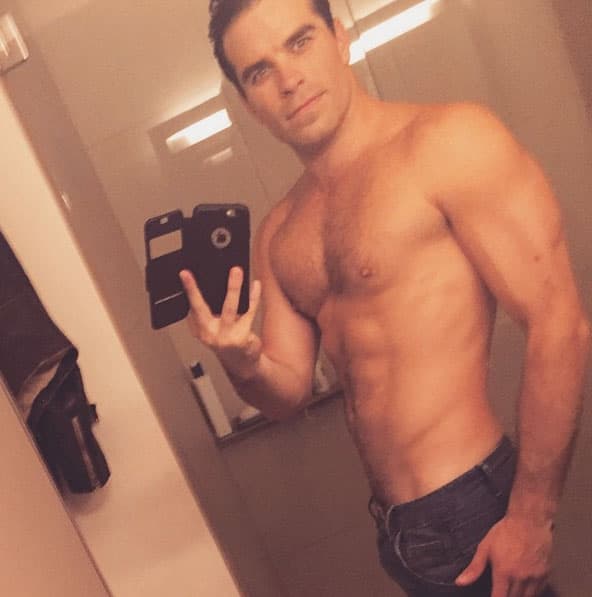 Erick está casado con una modelo a la que trata mal, pues no está enamorado de ella.